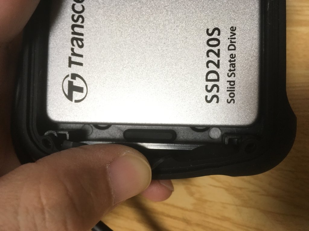 SSDと専用ケースの隙間