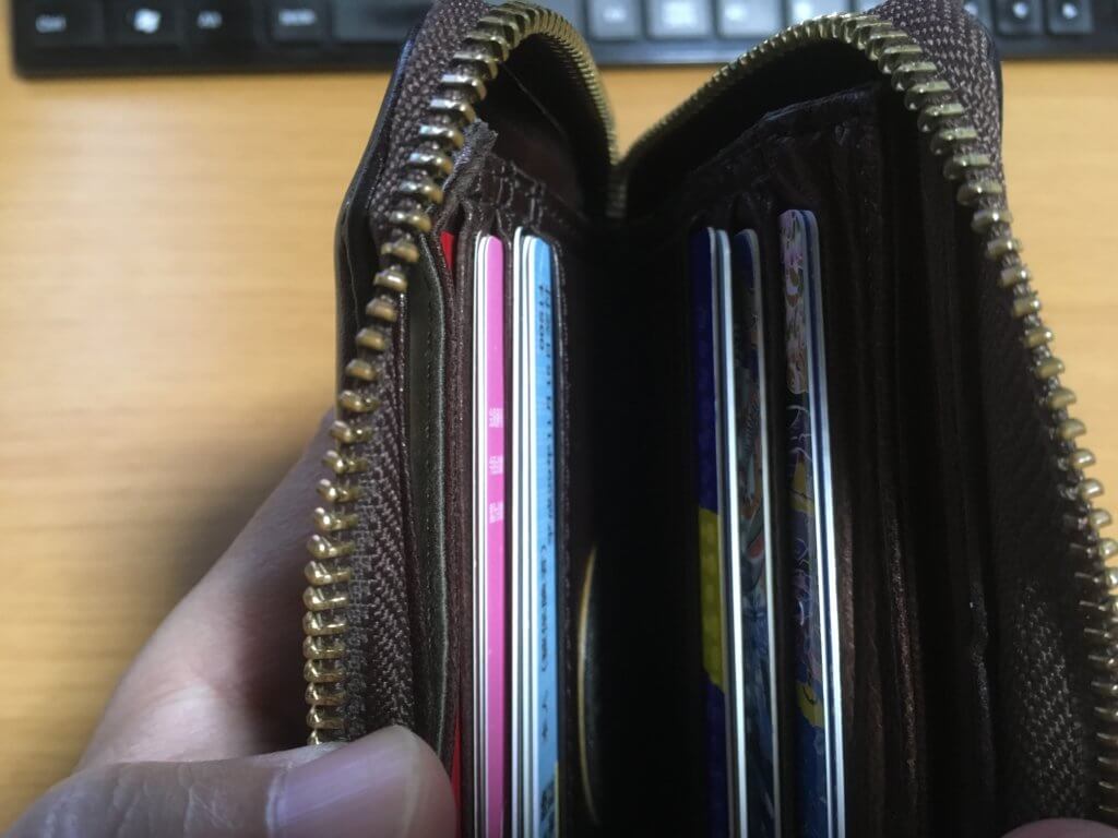 元々使っていたポーター（PORTER）の二つ折り財布はカードポケットが少なくて重ねて入れてた